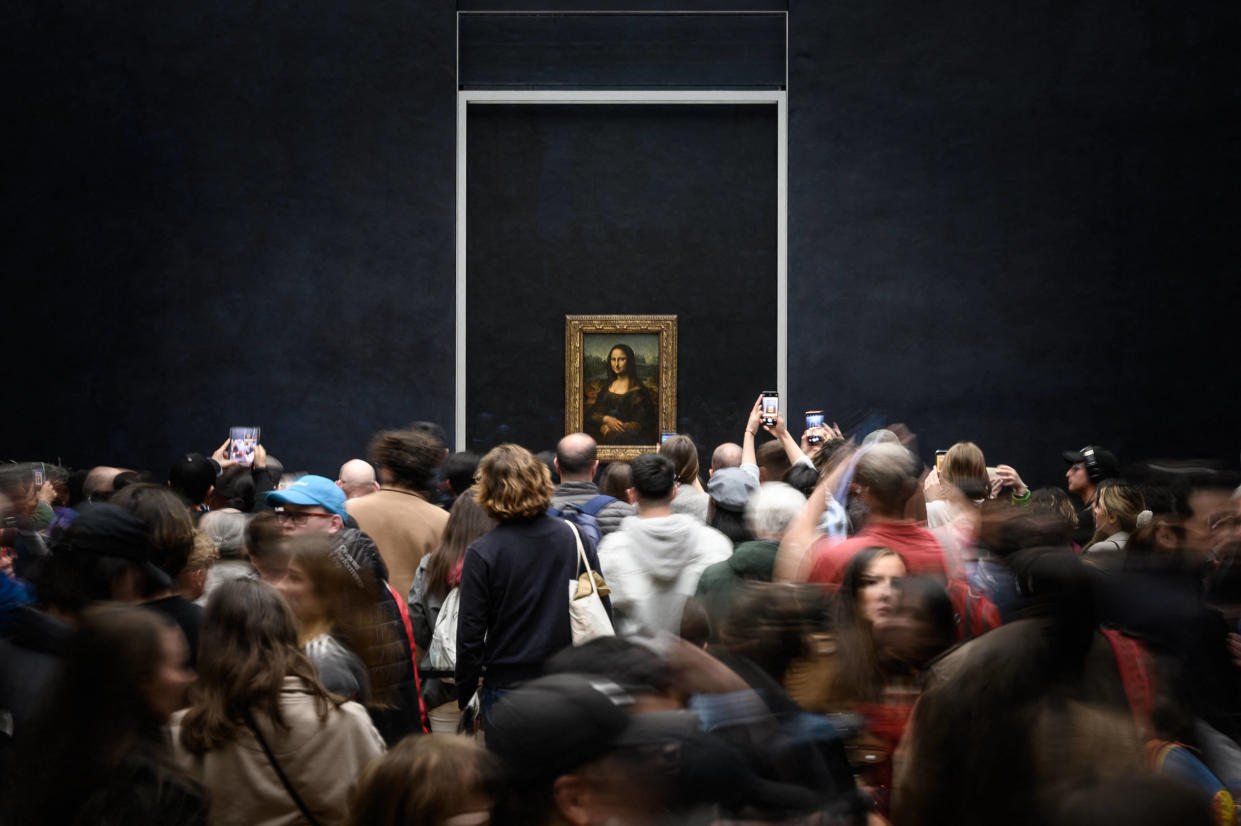 Prise d’assaut par les visiteurs du Louvre, La Joconde pourrait bientôt bénéficier d’une mise en valeur supplémentaire au sein du musée parisien.