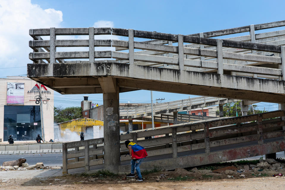 A confrontation between a protester and the riot police at the end of the march in Barranquilla on May 1.<span class="copyright">Charlie Cordero—Reojo Colectivo</span>