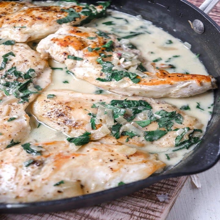 Chicken in creamy shallot sauce.