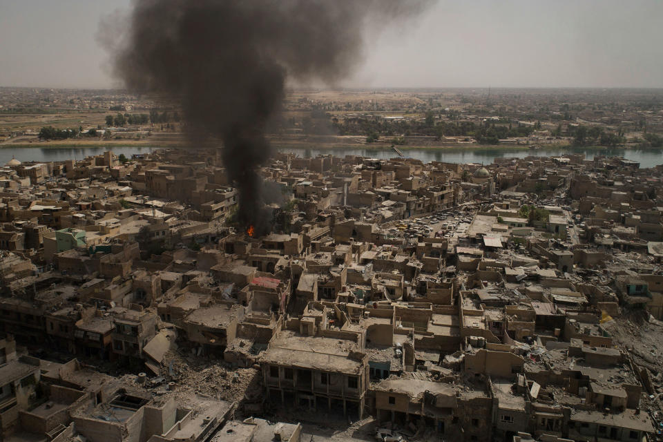 <p>Smoke billows over the Old City after a strike as Iraqi forces continue their advance against Islamic State militants in Mosul, Iraq, Monday, July 3, 2017. (Photo: Felipe Dana/AP) </p>
