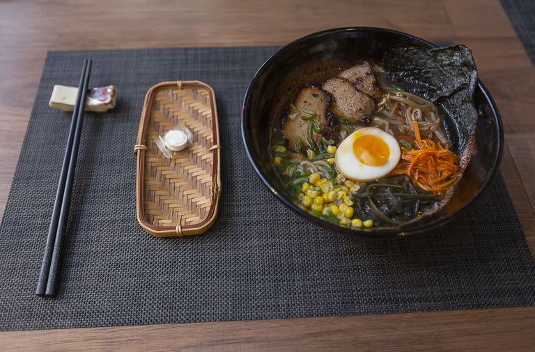 En el kokumi intervienen los sentidos de la vista, el olfato, el gusto y la textura de la comida, como en este plato de ramen