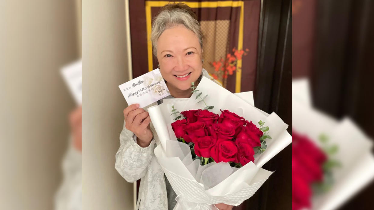 Zheng Geping sent a flower bouquet to Hong Huifang to surprise her for their 30th wedding anniversary. (Photo: Instagram/honghuifang)