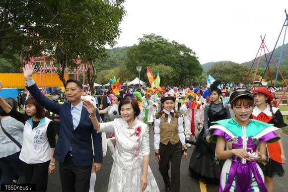 宜蘭綠色博覽會舉辦《遊藝踩街活動》宜蘭縣長林姿妙沿路歡迎遊客暢遊綠博。（記者董秀雲攝）。