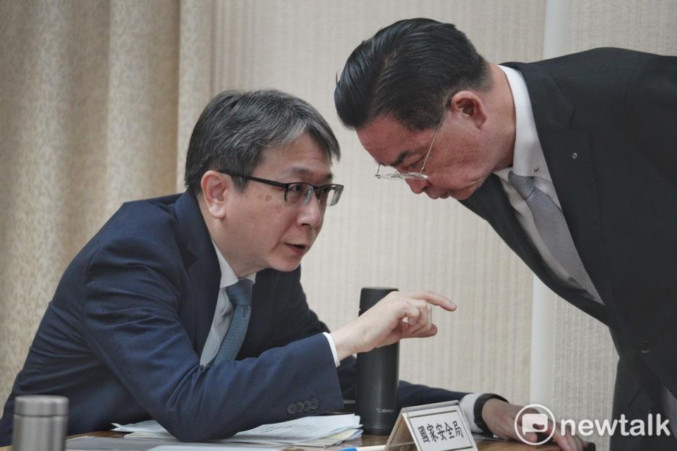 國安局長蔡明彥(左)今(4)日回應中共於總統大選可能的認知作戰。   圖：張良一/攝（資料照）