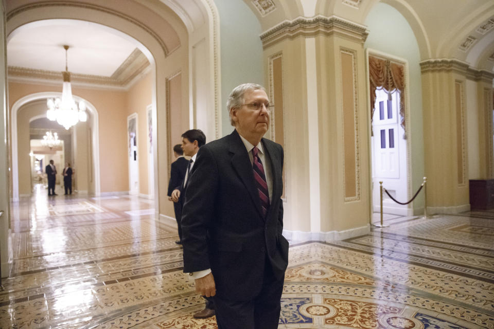 El senador republicano Mitch McConnell, líder de la minoría en el Senado, camina a la cámara para votar por un acuerdo presupuestal, el miércoles 18 de diciembre de 2013. (Foto AP/J. Scott Applewhite)