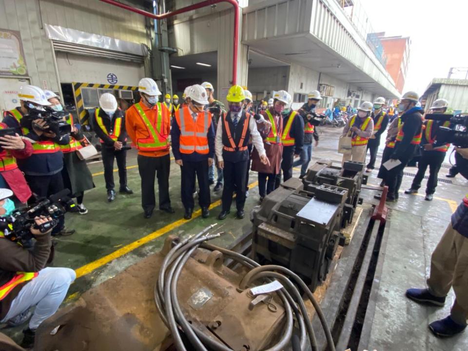 交通部長王國材視察台鐵七堵機務段，要求改善台鐵易發生事故車廂。（記者張上耕攝）