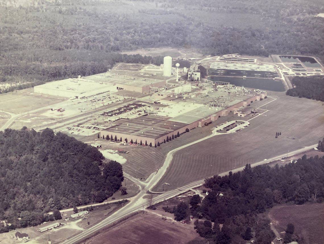 A photo of the Galey and Lord textile plant, likely taken in the 1960s. Darlington County Historical Commission.