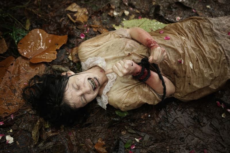 《屍禁》慘遭下降頭的未成年女孩被綑綁，在爛泥上痛苦抵抗邪咒。（圖／威視電影提供）