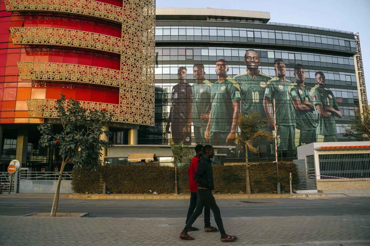 Una foto de la selección nacional senegalesa decora la parte frontal de un edificio en Dakar, el 4 de abril de 2022. (Carmen Abd Ali/The New York Times).
