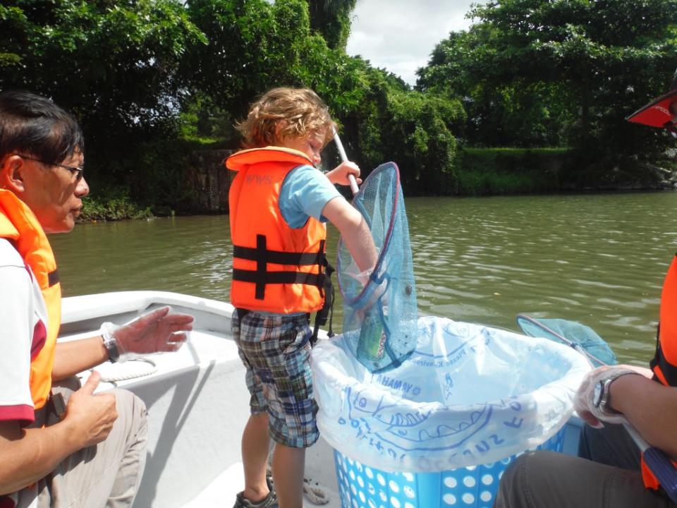Bowen collects floating rubbish with Mr. Eugene Heng, Chairman and Founder of Waterways Watch Society (WWS), whom started WWS 17 years ago. Image Credit: Kurt Beckman
