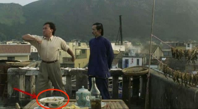 1991年《龍的傳人》，梁家仁和元華天台暢飲時，桌上面一個大碗也是它。（圖／翻攝自YouTube）