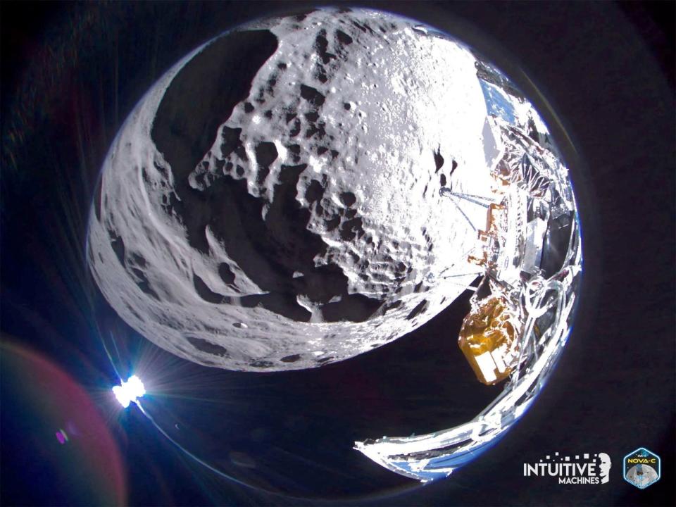 「奧德修斯號」登月器23日捕捉到月球順拜貝格環形山的坑洞。路透社