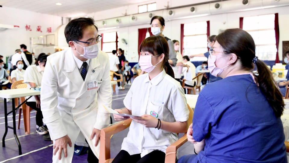 林欣榮院長關心學生接種疫苗的情況。