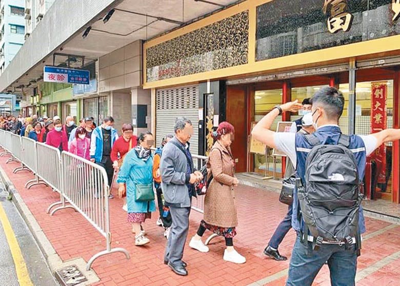 不少旅行團安排旅客到區內一間食肆用餐。