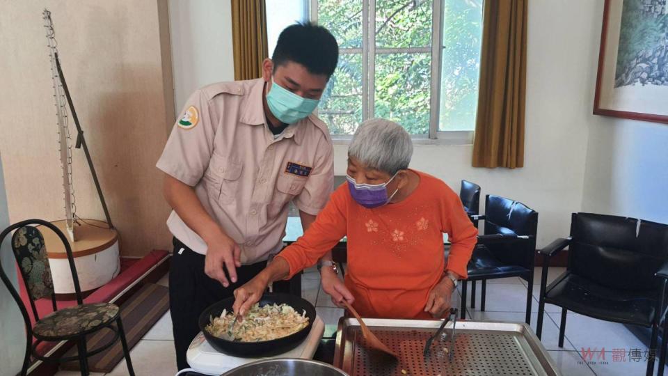 ▲彰化榮家舉辦懷舊美食活動，邀請鹿港傳統市場美食家傳授經典麵線糊與蔬菜煎餅，讓長輩們大快朵頤。（圖／記者陳雅芳攝）