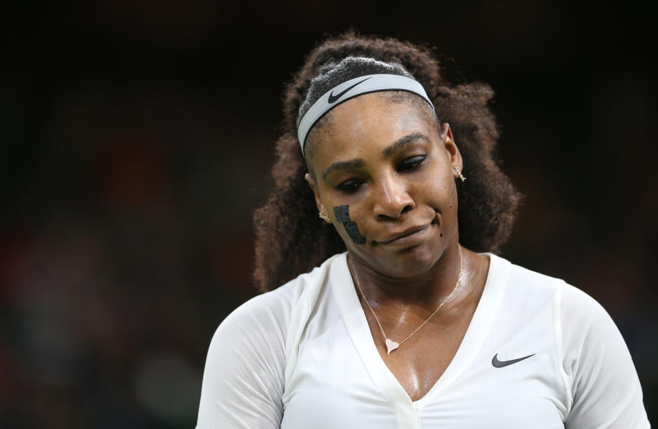 Statt eines triumphalen Comebacks erlitt Serena Williams in Wimbledon eine bittere Niederlage in der ersten Runde (Bild: Rob Newell - CameraSport via Getty Images)