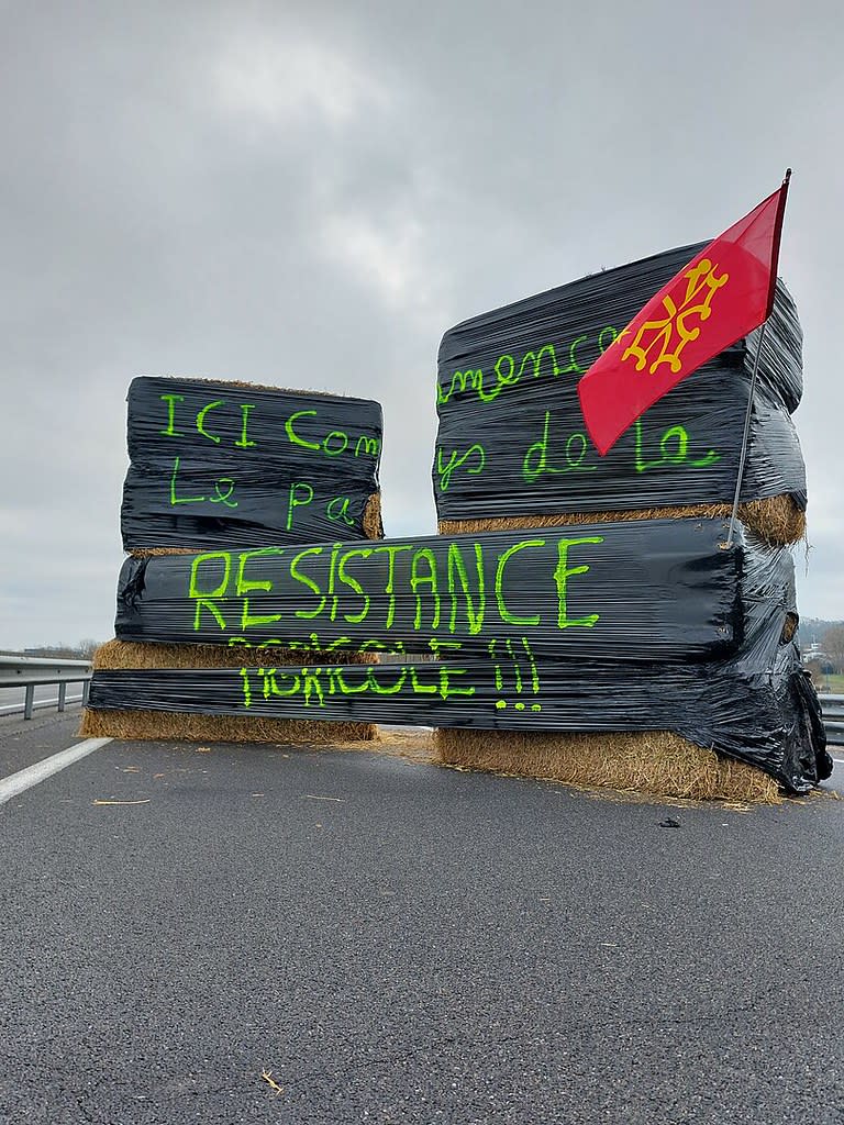 農民們用牧草製成路障，再掛上抗議標語。照片來源：Raymond Trencavel／Wikipedia（CC0）