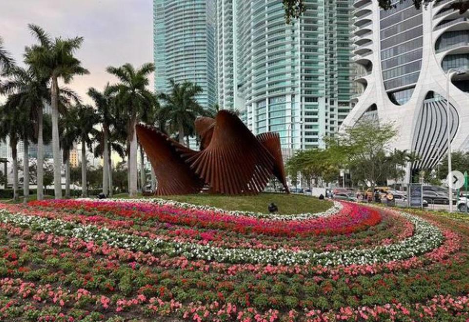 El Maurice A. Ferré Park, en el centro de Miami, acoge a una extraordinaria pieza del maestro Manolo Valdés llamada “La Diadema”.