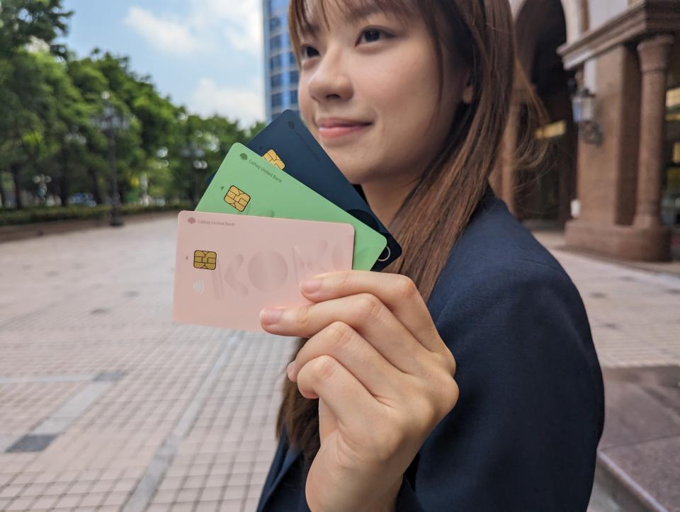國泰KOKO簽帳卡全新卡面，除原有「HEN黑」卡面外，另也推出莫蘭迪色系的「酪梨綠」、「櫻花粉」、「迷霧黑」三種新款式。圖/國泰世華銀行提供
