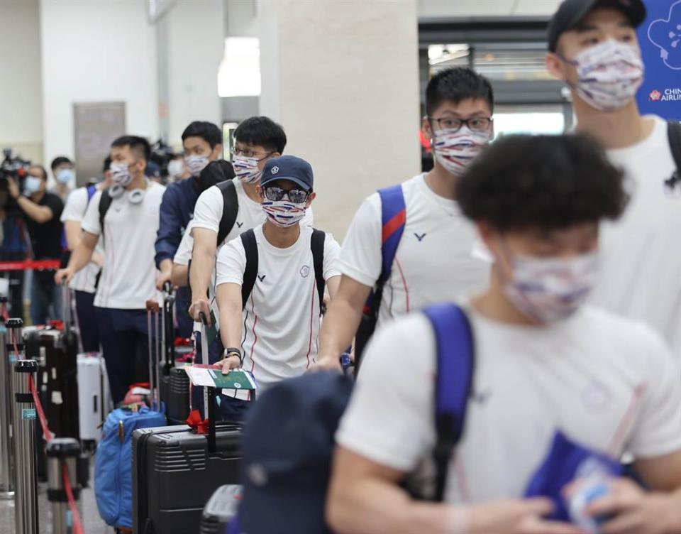 東京奧運中華代表團昨搭乘華航包機出征，由於選手全被安排坐經濟艙，引發爭議。（圖／截自潘文忠臉書）