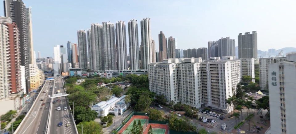 「西九龍公路」除了塵土飛揚之外，車聲噪音也會對低層住戶有影響。