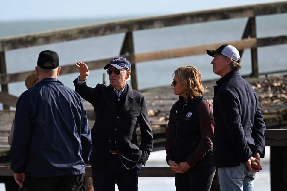 US President Joe Biden (C) and California Governor Gavin Newsom (R) visit with first responders, state and local officials to survey recovery efforts in Seacliff State Park in Aptos, California, on January 19, 2023. (Photo by ANDREW CABALLERO-REYNOLDS / AFP) (Photo by ANDREW CABALLERO-REYNOLDS/AFP via Getty Images) ORIG FILE ID: AFP_337F6TL.jpg