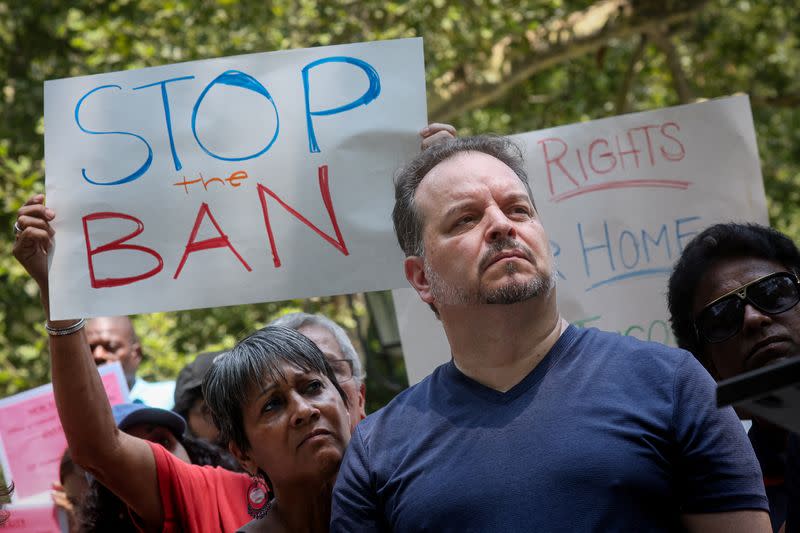 Personas protestan contra ley ley neoyorquina sobre alquileres de corta duración y Airbnb's en Nueva York