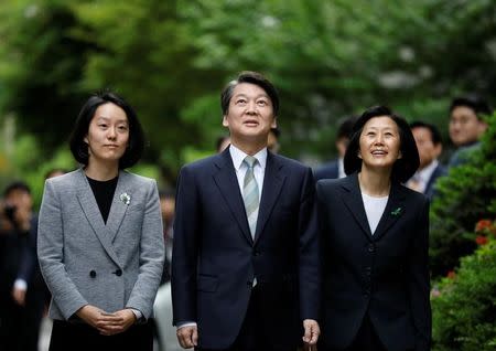 Ahn Cheol-soo, the presidential candidate of the People's Party, and his wife Kim Mi-kyung (R) arrive at a polling station in Seoul, South Korea, May 9, 2017. REUTERS/Kim Hong-Ji