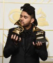 ARCHIVO - En esta foto del 15 de febrero de 2016, The Weeknd posa en la sala de prensa tras ganar los premios Grammy a la mejor interpretación de R&B por "Earned It (Fifty Shades of Grey)" y al mejor álbum urbano contemporáneo por "Beauty Behind The Madness", en Los Angeles. The Weeknd tuvo la canción No. 1 de 2020, "Blinding Lights", pero ésta no recibió una sola nominación al Grammy. (Foto por Chris Pizzello/Invision/AP, Archivo)