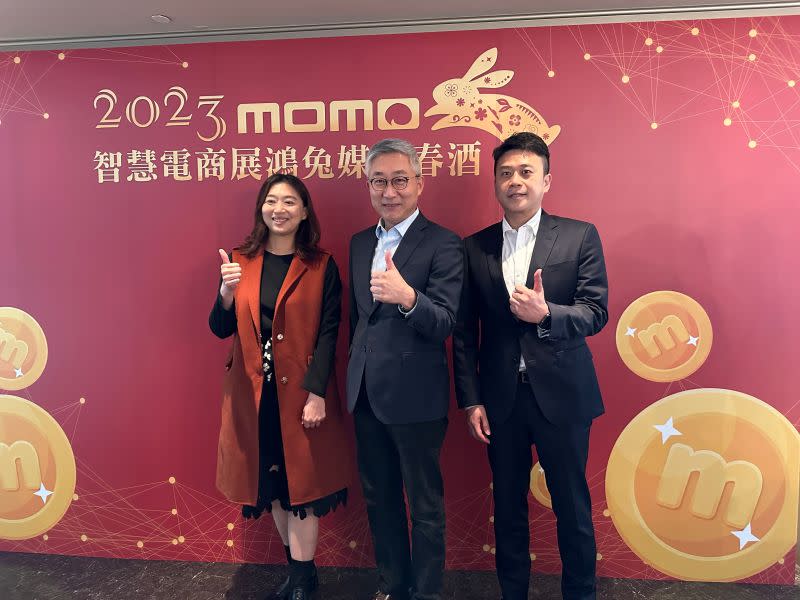 ▲momo今公佈2023年佈局，將加速點數經濟規模化。左起：momo購物 謝友甄副總經理、谷元宏總經理、洪偉釗副總經理。(圖／記者周淑萍攝)