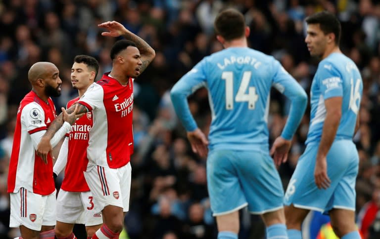 Le défenseur d'Arsenal Gabriel exprime sa colère après son exclusion lors d'un match de Premier League contre Manchester City le 1er janvier 2022 à Londres (AFP/Adrian DENNIS)