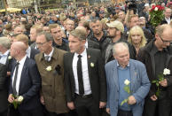 <p>Bjoern Hoecke, center, leader of the Alternative for Germany, AfD, in German state of Thuringia, participates in a commemoration march in Chemnitz, eastern Germany, Saturday, Sept. 1, 2018, after several nationalist groups called for marches protesting the killing of a German man last week, allegedly by migrants from Syria and Iraq. (Photo: Jens Meyer/AP) </p>