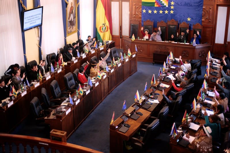 Senadores bolivianos aprueban la ley electoral mientras que los manifestantes antigubernamentales en Bolivia levantaron los bloqueos de calles en La Paz.