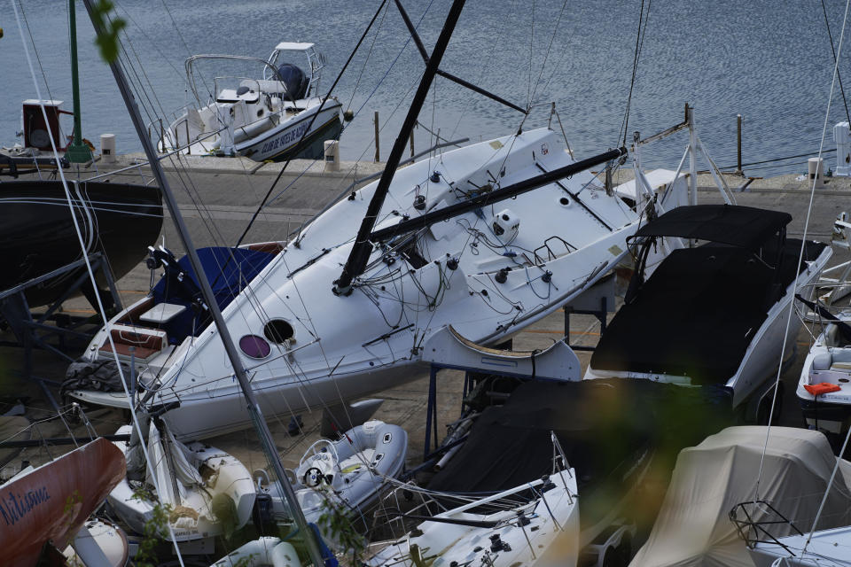 Un bote volcado tras la devastación que dejó el paso del huracán Otis, en Acapulco, México, el viernes 10 de noviembre de 2023. Cerca de tres semanas después de que el ciclón de categoría 5 destrozara el puerto del océano Pacífico, dejando 48 personas muertas y la infraestructura de la ciudad hecha pedazos, las tareas de limpieza siguen pendientes. (AP Foto/Marco Ugarte)