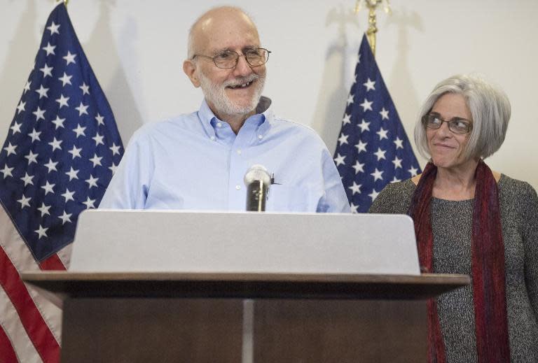 Alan Gross, junto a su esposa Judy habla durante una conferencia de prensa tras ser liberado por gobierno cubano el 17 de diciembre de 2014 en Washington,DC