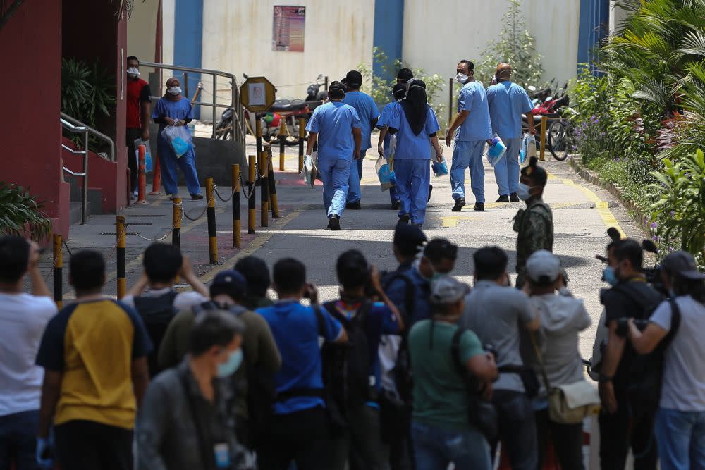 Health workers arrive at Menara City One in Kuala Lumpur March 31, 2020. — Picture by Yusof Mat Isa