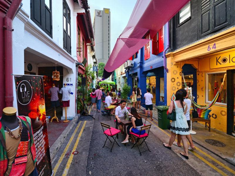 Die Haji Lane im muslimischen Viertel Singapurs zeigt sich in frohen Farben und mit ausgefallener Mode. Dort gibt es auch Kunstgalerien und Cafés. Foto: Singapore Tourism Board