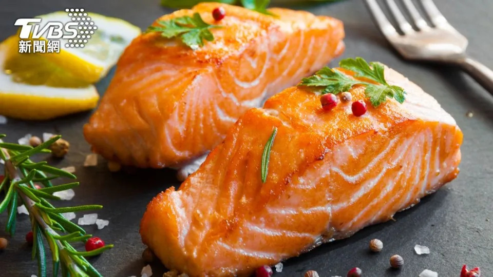 鮭魚油富含omega-3不飽和脂肪酸，有抗氧化、減少身體發炎、促進代謝用。（示意圖／shutterstock達志影像）