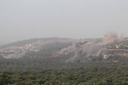 Smoke rises during an offensive by members of al Qaeda's Nusra Front to take control of the northwestern city of Ariha from forces loyal to Syria's President Bashar al-Assad, in Idlib province May 28, 2015. REUTERS/Ammar Abdullah