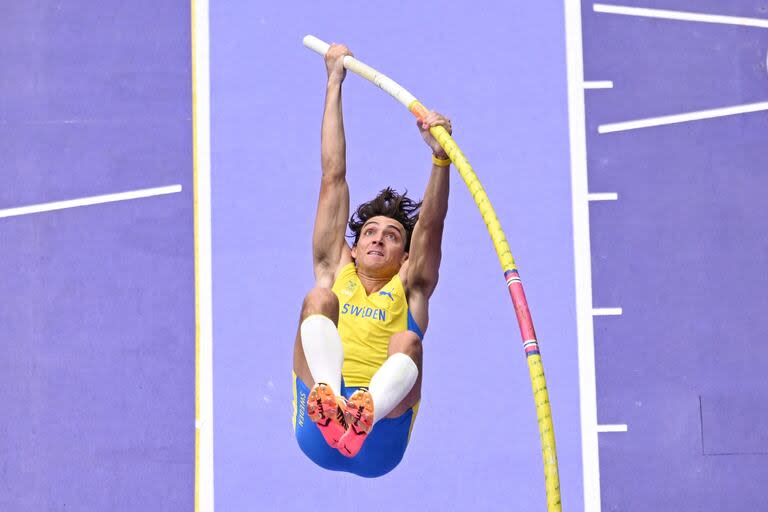 Armand Duplantis, extraordinario en el aire