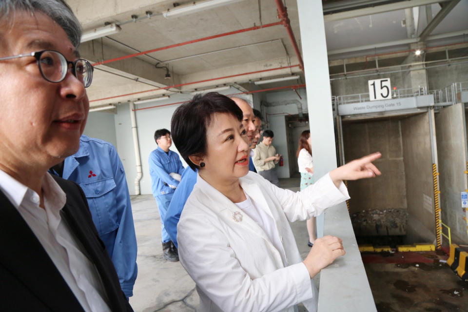環保局長陳宏益陪同盧秀燕參訪新加坡第6座廢棄物再生能源廠。   圖：台中市政府/提供