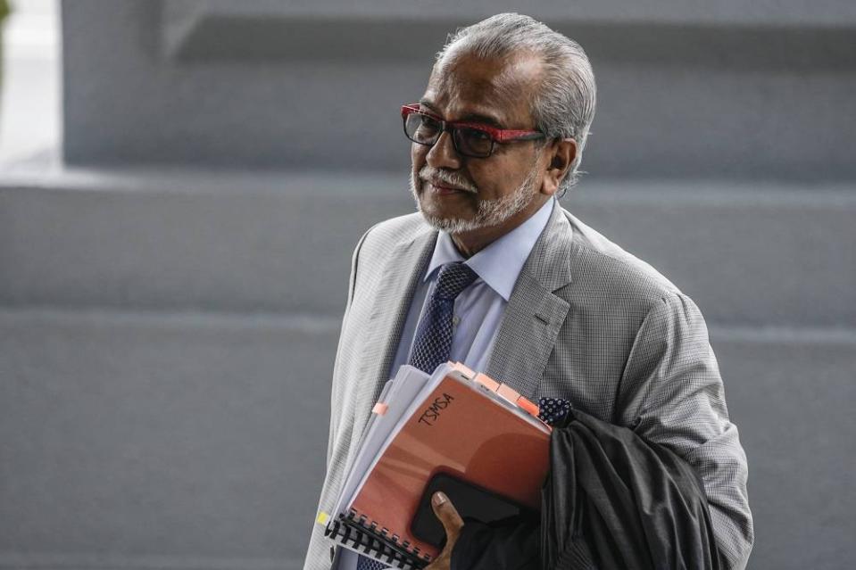 Lawyer Tan Sri Muhammad Shafee Abdullah arrives at Kuala Lumpur High Court December 12, 2022. — Picture by Hari Anggara