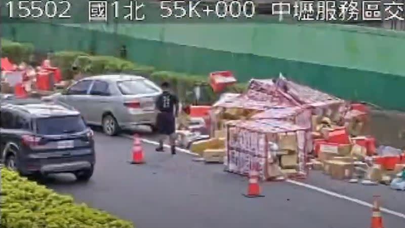 國道1號北向55公里桃園市中壢服務區北向入口匝道有散落物。（圖／翻攝自《記者爆料網》）