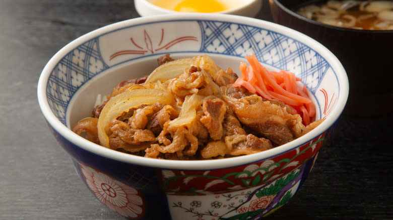 Rice bowl topped with beef