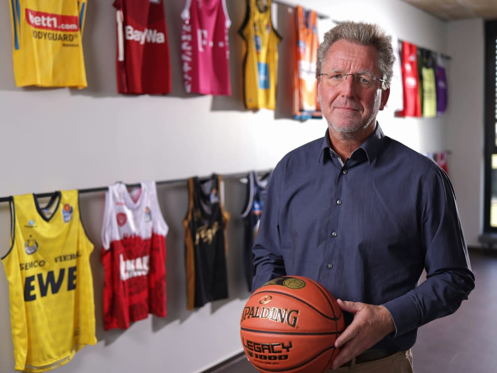 Stefan Holz gratuliert Chemnitz (IMAGO/Jörn Wolter / wolterfoto.de)