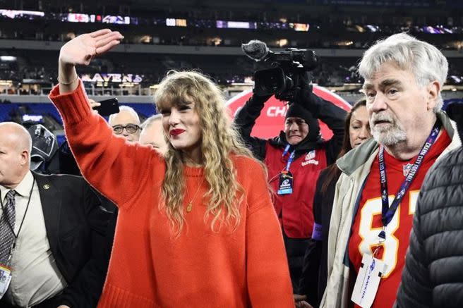 美國歌手泰勒絲(中)與凱爾西的父親(右)向球迷致意。（美聯社）