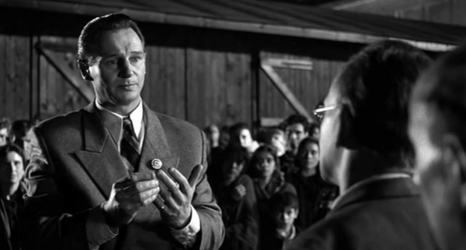 Steven Spielberg beschäftigte sich 1993 mit dem Zweiten Weltkrieg und inszenierte das Meisterwerk “Schindlers Liste”. Darin verhilft Liam Neeson als Oskar Schindler deutschen Juden zur Flucht vor dem Nazi-Regime. (Bild-Copyright: interTOPICS/LMKMEDIA Ltd)