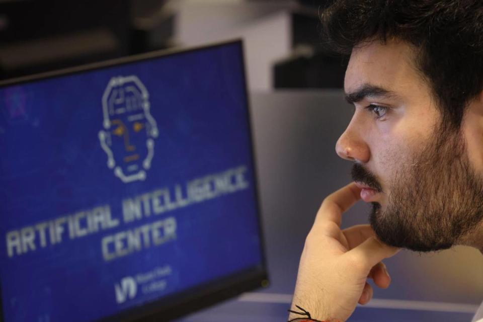 Oswaldo Godoy works with ChatGPT3 during an artificial intelligence class on March 6, 2023, at Miami Dade College’s North Campus. Alie Skowronski/askowronski@miamiherald.com