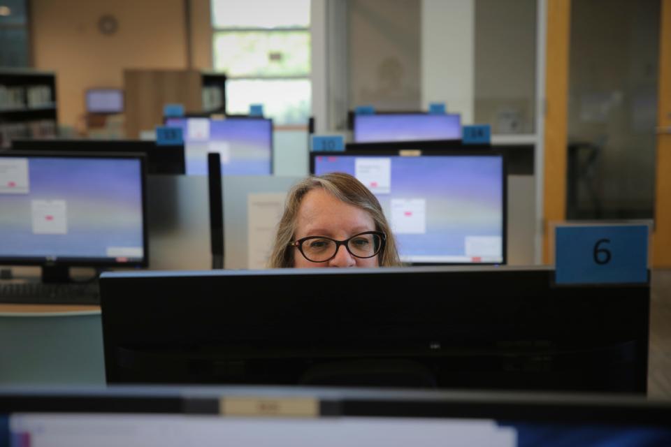 Carolyn Spitzer works on her computer at the Islands Library on Friday, October 7, 2022.