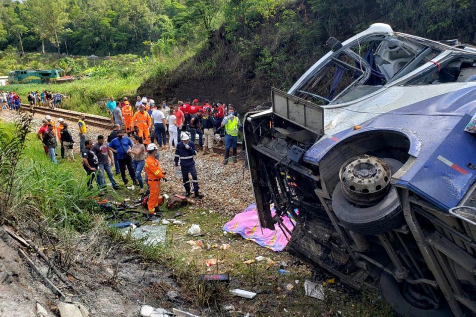 Un autocar qui transportait 46 personnes est tombé d'un viaduc nommé 